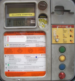Instructions on the parking meter in the Oud Zuid